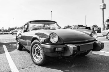 Chicago, Illinois, ABD - 08 Eylül, 2024: 1980 Triumph Spitfire 1500 üstü açılır araba, ön manzara. Retro kırmızı araba. Retro 1980 Triumph Spitfire 1500 . Şikago 'da Zafer Spitfire 1500