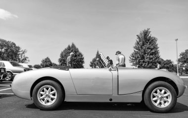 Chicago, Illinois, ABD - 08 Eylül 2024: Austin Healey Sprite spor araba üstü açılabilir. Retro spor araba. Üstü açık Austin Healey. Chicago 'daki Austin Healey arabası.
