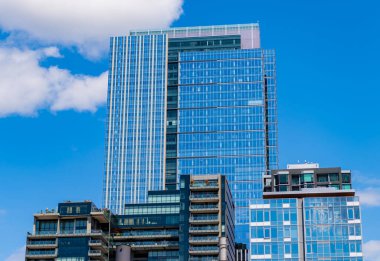 Gökdelenin şehir mimarisi. Şehir manzaralı bir şehir. Gökdelen şehir manzarası. Şehir merkezindeki modern şehir. İş şehri. İş bölgesindeki gökdelen binasının manzarası. Büyük gökdelenler.