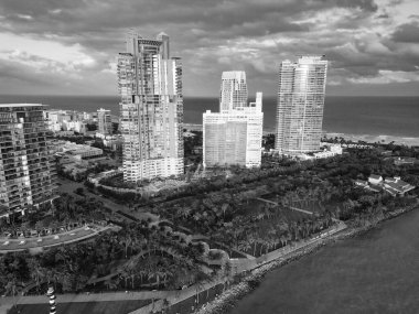 Deniz sahili kıyısı ve kıyı şeridi. Miami, Florida 'da yaz tatili. Sahilde deniz tatili. Marina manzaralı. Plaj tatili Miami kıyı şeridi. Miami güney sahili hava manzaralı. Canlı Miami.