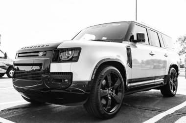 Chicago, Illinois, ABD - 08 Eylül 2024: 2024 Land Rover Defender aracı, köşe görüş. Efsanevi geçiş arabası. Geçit Land Rover Defender arabası. Chicago 'da Land Rover Defender