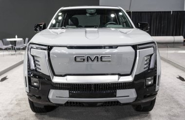New York City, ABD - 27 Mart 2024: Auto Show 2024. GMC Sierra EV arabası. GMC Sierra EV kamyonet. GMC Sierra EV beyaz renk aracı, köşe görünümü.