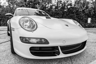 Chicago, Illinois - 29 Eylül 2024: Porsche 911 Carrera S sarı rengi. Porsche 911 Carrera Caddeye park etmiş.