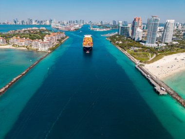 Konteyner gemisi. Nakliye lojistiği. Ticari nakliye. Kargo gemisi denizde, hava manzaralı. Yük konteynırı kargo gemisine yüklendi. Konteynırlı bir hava kargo gemisi. Kargo işi. Gemi kalkışı.