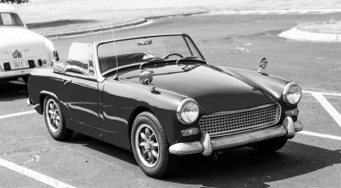 Chicago, Illinois, ABD - 08 Eylül, 2024 - 1961 - 1964 Austin-Healey Sprite Mark II iki koltuk üstü açılabilir, köşe manzaralı. Retro araba. Retro1961 - 1964 Austin-Healey Sprite Mark II arabası. Chicago 'dan Austin Healey