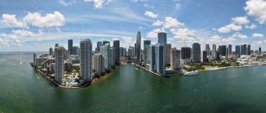 Miami 'nin gökyüzü manzarası. Brickell Miami 'nin Panorama şehri. Brickell 'in gökdelenleri. Miami finans bölgesinin panoraması. Miami Plajı 'ndaki Brickell Panorama Havalimanı