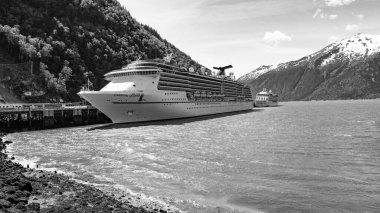 Skagway, Alaska, ABD - 07 Temmuz 2019: Carnival Legend of Carnival yolcu gemisi. Gemi turu. Alaska limanı ve yolcu gemisi. Seyahat turu. Resimli görünüm.