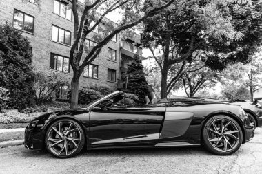 Chicago, Illinois - 29 Eylül 2024 üstü açık Audi R8 Spyder v10. Audi R8 Spyder V10 lüks arabayı sokağa park etmiş. Audi R8 Spyder siyah renk kenar görünümü
