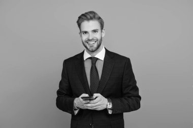 İş iletişimi. Erkek blogcu telefonda mesaj atıyor. İnternette çalışan CEO. SMS yazıp mesaj atıyorum. İş adamından iş arkadaşına mesaj. İş adamı sohbeti online. Çevik iş. E- posta kontrol ediliyor.