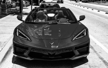 Miami Beach, Florida USA - 9 Haziran 2024: Chevy Corvette C8 3LT Ocean Drive Miami Beach. Kırmızı renkli Chevy Corvette 3LT. ön görünüm