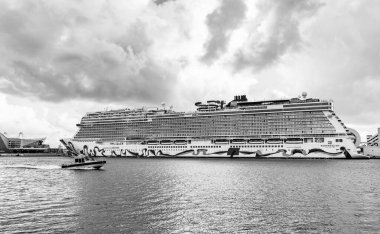 Miami, Florida, ABD - 4 Kasım 2024: Norveçli tekrar. Gemi seyahati. Yaz tatilinde gemi turu. Gemi seyahati ve deniz seyahati. Lüks yolcu gemisi. Deniz gezisi.