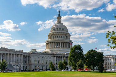 Washington 'daki Senato ve Meclis. Capitol Kubbesi. Ulusal bayrağın yanındaki tarihi meclis. Yasaların sembolü olarak Capitol kubbesi. Washington anıtı mimarisi. Washington DC mi? ABD Senatosu.
