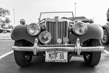 Chicago, Illinois, ABD - 08 Eylül 2024: MG TF spor araba üstü açık 1955 model, köşe manzaralı. Retro spor araba. Üstü açık MG TF araba. Chicago ön görüntüsünde MG TF siyah rengi