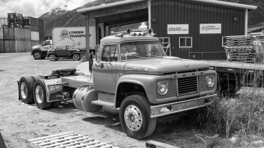 Skagway, Alaska, ABD - 23 Temmuz 2019: Ford F-850 'nin Retro kamyonu dışarıda park halinde. Ford F-850. Eski bir Ford F-850 kamyonu, köşe manzaralı. Ford F-850 eski retro kamyon.