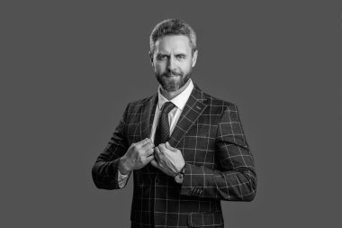 İşadamı lider koltuğunda. İş başarısı. Profesyonel lider CEO. Resmi takım elbise giyen bir iş adamı. Takım elbiseli adam liderliği temsil ediyor. İş liderliği ve başarı. İş genişlemesi.