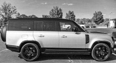 Chicago, Illinois, ABD - 08 Eylül 2024: 2023 Land Rover Defender aracı, yan görüş. Efsanevi geçiş arabası. Geçit Land Rover Defender arabası. Chicago 'da arazi aracı savunucusu.