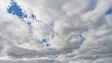Bulutlu sahne. Bulutlu gökyüzü manzarası. Bulut sürükleniyor. Bulutlu atmosferik arka plan. Bulutlu sabah gökyüzü. Gökyüzü ve bulut düzeni. Hava bulutlu. Gökyüzü bulutla dolu. Bulutlu arkaplan.