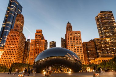 Chicago, 2-22 Ekim. 2024: Chicago gökdelenin mimarisi. Şehir gecesi aydınlatılmış bina. Gökdelen şehir manzarası. Chicago 'nun gece şehri. İş şehri. Chicago gökdelen binasının gece manzarası. Parlayan yüksek binalar.