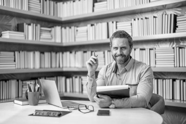 Üniversite sınavı öğretmenleri. Okul dersinde erkek öğretmen. Talimatlar veriliyor. Eğitimli insan bilgisi. Üniversite öğretmeni. Öğretmenim sınıfta. Erkek öğretmen işyerinde okuyor..