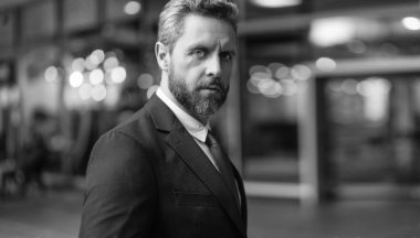 Girişimcinin başarısı. Ofis müdürü. Dışarıdaki iş adamı. Takım elbiseli bir iş adamı. Olgun İspanyol iş adamı. İş adamı portresi. Başarılı bir iş. Amerikalı CEO..