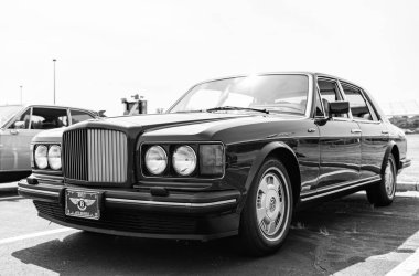 Chicago, Illinois, ABD - 08 Eylül 2024: Bentley Turbo R klasik araç, ön görüş. Klasik bir araba. Klasik Bentley Turbo R arabası. Chicago 'da Bentley Turbo R