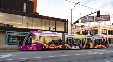 Kansas City, Missouri, ABD - 07 Ağustos 2025: tramvaylı sokak. Elektrikli tramvay nakliyesi. Şehir tramvayı. Şehir caddesinde tramvay var. Toplu taşıma araçlı bir şehir caddesi. Toplu taşıma.