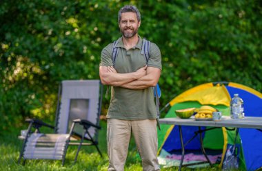 Kırsalda yürüyüş yapan bir adam. Ormandaki İspanyol adam. Ormanda yürüyüş yapan sırt çantalı bir yürüyüşçü. Erkek yürüyüşçü ormanda mutlu. Sırt çantalı bir gezgin. Yürüyüş macerası. Seyahat yaşam tarzı.