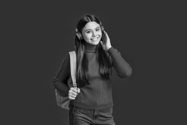 Lise eğitimi. Eearning yoluyla bilgi. Genç kız sırt çantası taşıyor. Okula dönelim. Bilgi toplama günü. Eğitim kavramı. Kırmızıda izole edilmiş genç kız öğrenci. 1 Eylül. Çevrimiçi dersler.