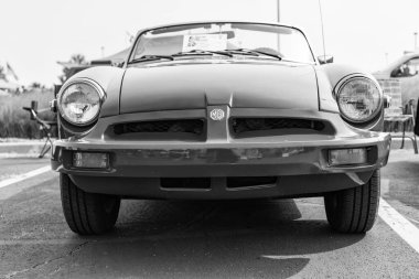 Chicago, Illinois, ABD - 08 Eylül 2024: MG MGB 1975 spor üstü açılabilir araç, ön görüş. Retro kırmızı spor yara izi. Üstü açık MG MGB arabası. Chicago 'da MG MGB