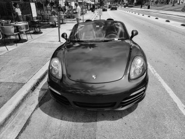 Miami Beach, Florida USA - 8 Haziran 2024: 2018 Porsche 718 Boxter mavisi Miami sahilinde. Ocean 'daki lüks araba porshche' si Miami plajına gidiyor. ön görünüm