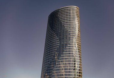 Ticari mimari. İş gökdeleni binası. Mimari inşaat sektörü. Cam gökdelen. Şehir mimarisi. Ofis binasının mimarisi. Yansıtıcı cam gökdelen.