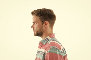 Adamın profilinde şık bir saç kesimi var. Gündelik tişört giyen genç bir adam. Sıradan bir erkek portresi. Milenyum portresi. Genç adam beyazda izole edilmiş. Şık genç adam portresi. Sıradan bir erkek stili..