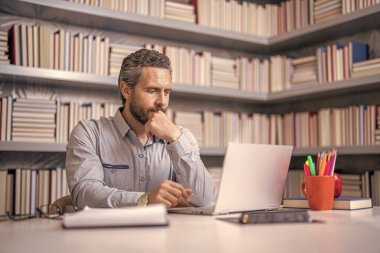 Öğretmenler günü. Öğretmen çevrimiçi eğitim sunuyor. Online okul eğitimi. Estonya 'da dersteydim. Dijital sınıf. Sınıfta öğretmenin online eğitimi. Dijital eğitim.