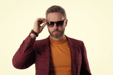 Şık, yakışıklı iş adamı. Günlük erkek giyim ceketi ve beyaz gözlüklü..