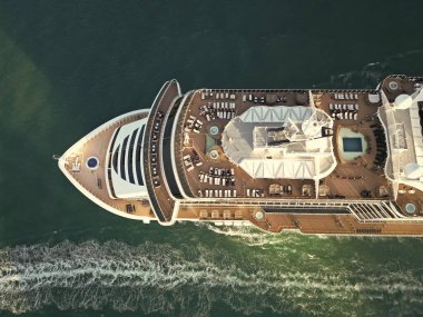 Yaz tatilinde deniz yolculuğunun havadan görünüşü. Gemi turu ve deniz seyahati. Lüks yolcu gemisi yolculuğunun havadan görünüşü. Gemi üst görünümü. Lüks yolcu gemisi. Gemi seyahati..