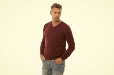 Yakışıklı olgun erkek modeli. Şık bir erkek. Erkekler gündelik tarzda. Erkek giyim giymiş yakışıklı bir adamın portresi. Moda tarzı. Şık erkek giyim tarzı. Beyaz, olgun bir adam. Atlayan adam beyaz üzerine izole edilmiş..