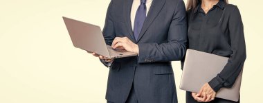 Çevrimiçi çalışan serbest çalışan biri. Online iş iletişimi. Ofisinde dizüstü bilgisayarı olan iş adamları. Uzaktan kumandalı çalışıyor. İş başarısı. Beyazlar üzerinde izole iş adamları. Anlaşmayı bitir..