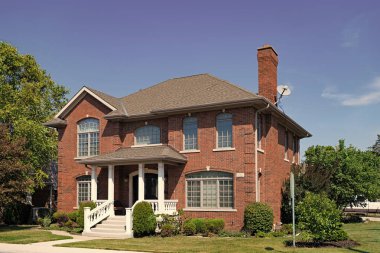 Özel ev mimarisi. Özel konut. Banliyöde bir ev. Özel yerleşim yerlerindeki banliyö evi. Evin dış mimarisi. Mahallede bir ev. Özel konut.