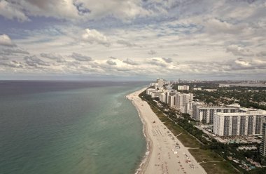 Miami kıyı şeridi. Miami güney sahili hava manzaralı. Deniz sahili kıyısı ve kıyı şeridi. Miami, Florida 'da yaz tatili. Sahilde deniz tatili. Marina manzaralı. Turkuaz sular.