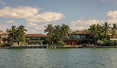 Sahil kıyısında bir apartman dairesi. Rıhtım manzaralı bir ev. Yaz tatili. Lüks liman otel binası. Yaz tatili. Lüks yerleşim alanı olan bir manzara. Riverside apartmanı.