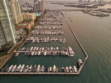 Lüks yatı olan Güney Point Miami marinası. Yaz tatili. Lüks Güney Sahili marinası. Lüks bir yat. Miami güney sahili manzaralı. Yat kulübü. Marina Miami, Florida 'da. Özel rıhtım ve şehir manzarası.