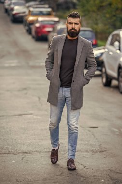 Şehir merkezindeki iş adamı. Karşıdan karşıya geçen şık bir iş adamı, yaşam tarzı. Şehir tarzı. Şehir sokağı ve şık bir adam. Sakallı adam işe gidiyor. Sokaklarda iş adamı stili.