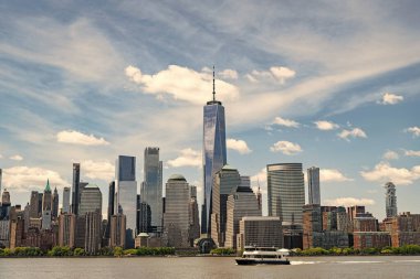 Hudson River, New York 'tan Manhattan manzarası. ABD, New York, Manhattan. Aşağı Manhattan silueti. New York, Birleşik Devletler. Manhattan 'da New York şehrinin silüeti.