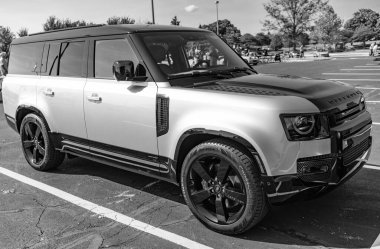 Chicago, Illinois, ABD - 08 Eylül 2024: 2023 Land Rover Defender aracı, köşe görüş. Efsanevi geçiş arabası. Geçit Land Rover Defender arabası. Chicago 'da Land Rover Defender