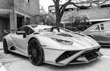 Chicago, Illinois - 29 Eylül 2024: 2021 Lamborghini Huracan STO. Metalik yeşil 2021 Lamborghini Huracan STO sokağa park etmiş. Lamborghini İtalyan lüks arabasıdır. kenar görünümü