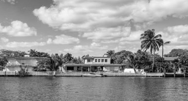 Lüks liman evi. Otel binası. Konut mimarisi. Lüks bir hayat. Modern bina. Rıhtımda bir apartman dairesi. Rıhtım manzaralı bir ev. Yazın tatil binası.