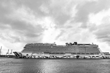 Miami, Florida, ABD - 03 Kasım 2024: gemi seyahati. Yaz tatilinde gemi turu. Gemi tatili ve seyahat. Lüks yolcu gemisi. Norveç tekrarı. Gemi yolculuğu. Norveç yolcu gemisi, NCL.