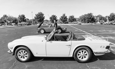 Chicago, Illinois, ABD - 8 Eylül 2024: Triumph tr 6 üstü açılır araba, yan görüş. Retro araba. Sarı Retro zaferi 6 numara. Şikago 'da Zafer Spitfire 1500