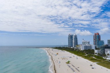 Miami sahil şeridinin hava manzarası. Miami Beach 'te gökdelenler ve gökdelenler. Yaz Miamis titreşimleri. Miami Sahili 'nin panoramik manzarası. Miami 'nin ünlü simgeleri