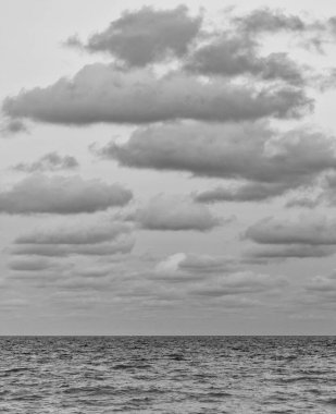 Deniz kıyısında gün doğumu. Denizde dramatik gündoğumu ufku. Günbatımı deniz manzarasında romantik bir yaz tatili. Okyanusta gün batımı. Yaz tatilinde gün batımı deniz manzarası. Deniz meltemi.